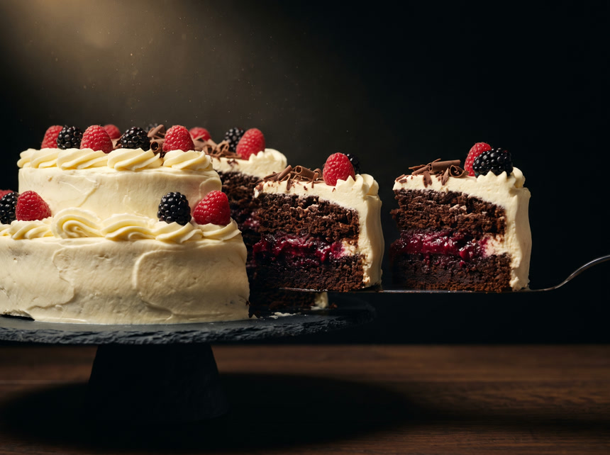 Bolo de festa recheado, fotografado no escuro